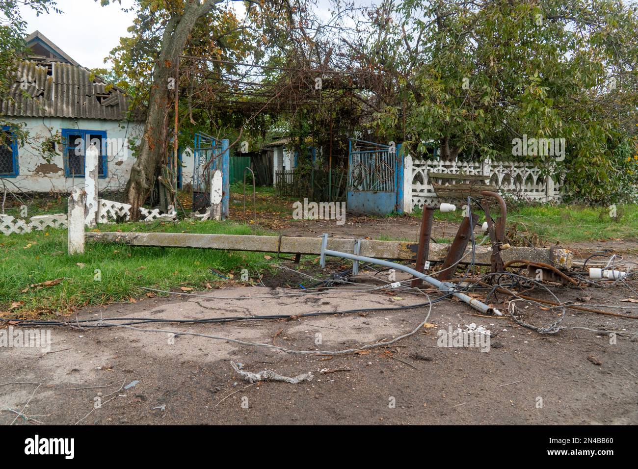 Campagna. Il montante elettrico danneggiato dal bombardamento si trova a terra. Guerra in Ucraina. Invasione russa dell'Ucraina. Distruzione delle infrastrutture Foto Stock