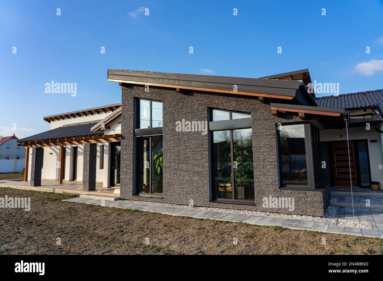 casa moderna con la natura vibe dettagli rocciosi in legno e piante e grandi finestre Foto Stock
