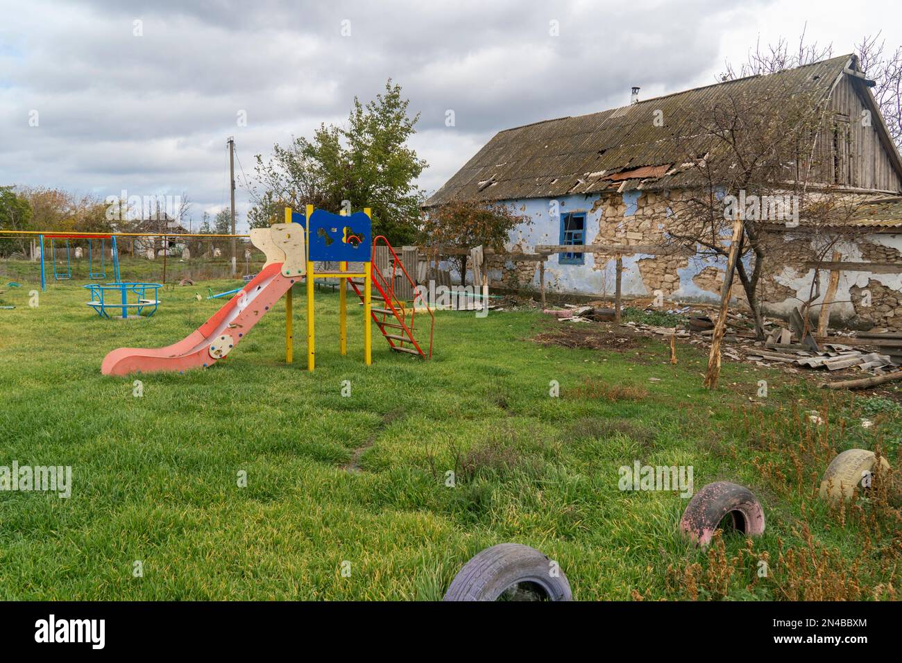 Campagna. Parco giochi vuoto danneggiato dal bombardamento. Guerra in Ucraina. Invasione russa dell'Ucraina. Terrore della popolazione civile. Crimini di guerra Foto Stock