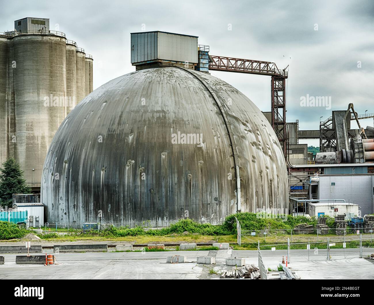 Il forno di cottura di una fabbrica di calcestruzzo nella zona industriale di Seattle sorge da terra. Foto Stock