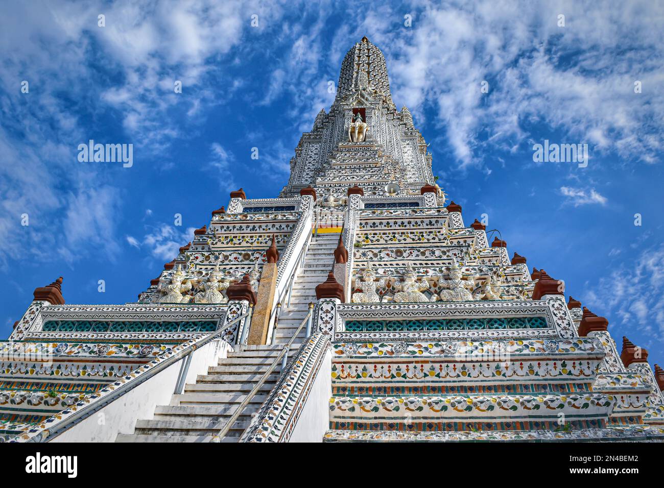 Wat Arun tempio di Bangkok. Questo tempio è uno dei punti di riferimento più rappresentativi della città ed è ricco di colori vivaci e design intricati. Foto Stock