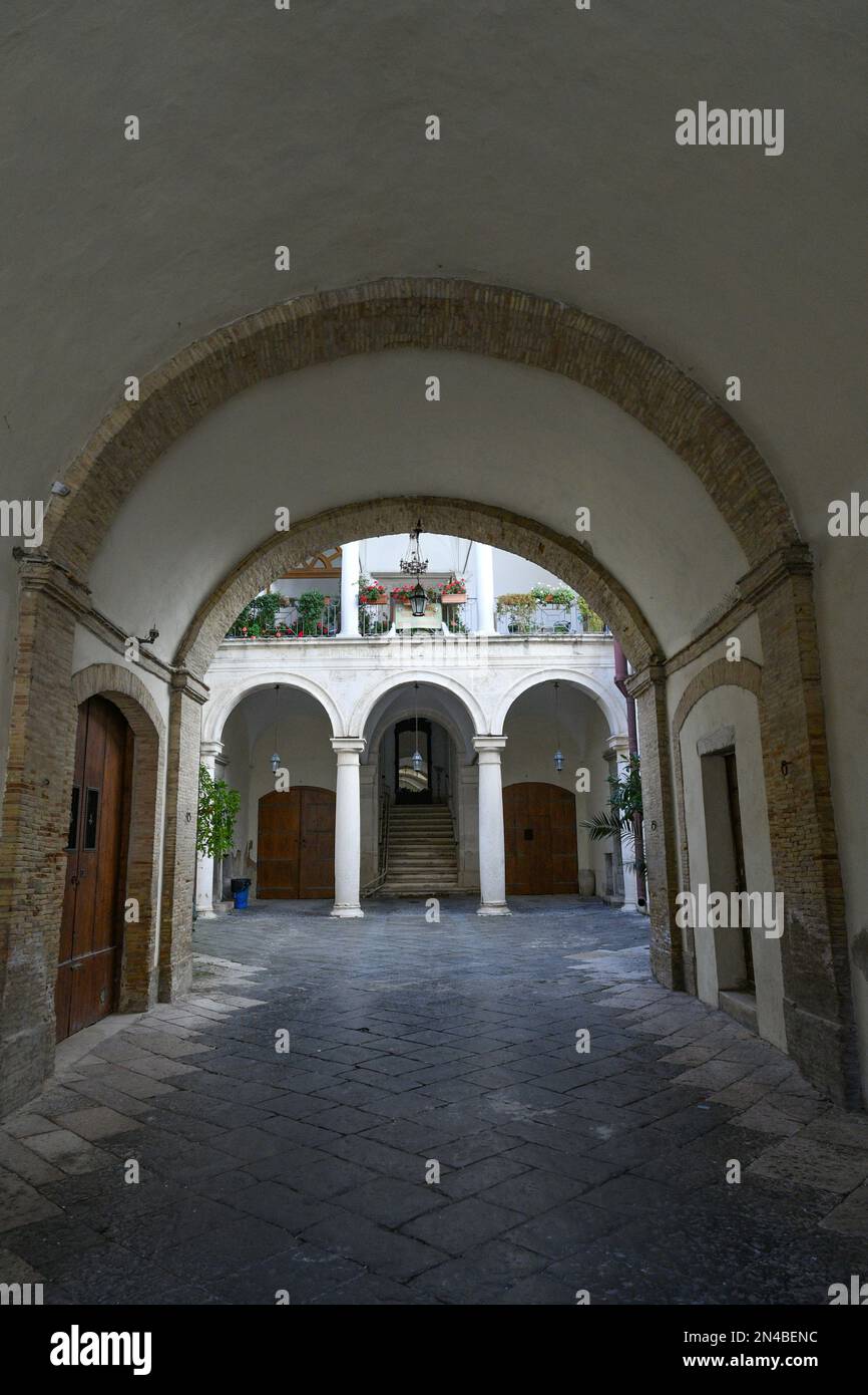 Il cortile di un palazzo nobiliare situato a Lucera, antica città pugliese in provincia di Foggia. Foto Stock