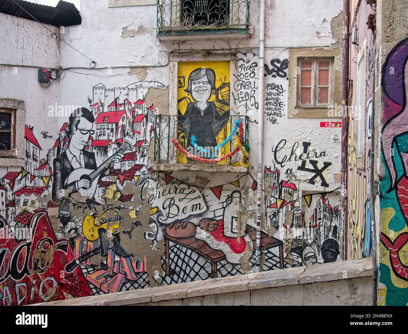 Arte di strada colorata nel vecchio quartiere storico di Mouraria, Lisbona, Portogallo Foto Stock