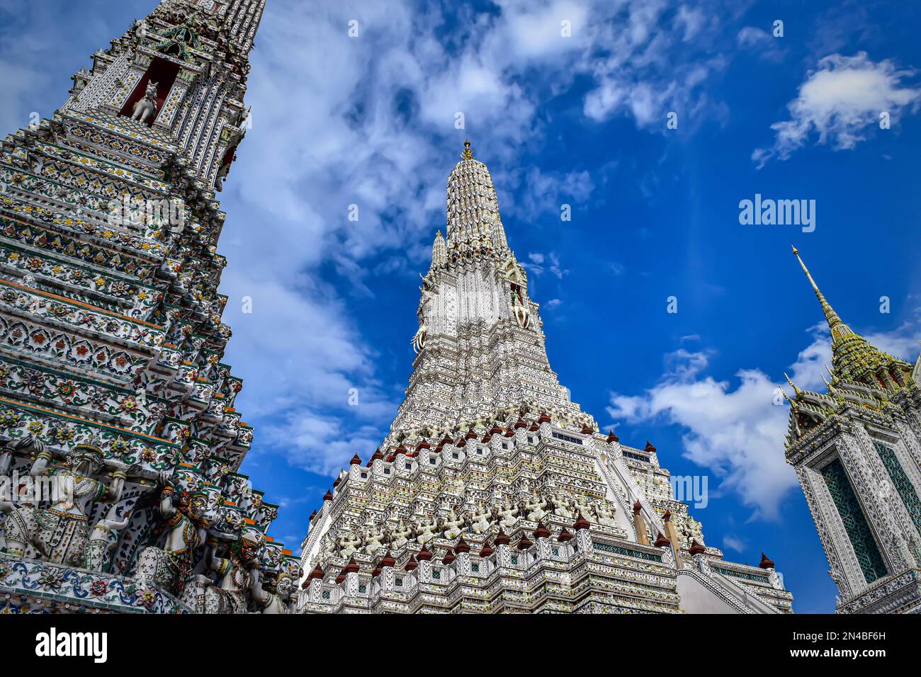 Wat Arun tempio di Bangkok. Questo tempio è uno dei punti di riferimento più rappresentativi della città ed è ricco di colori vivaci e design intricati. Foto Stock