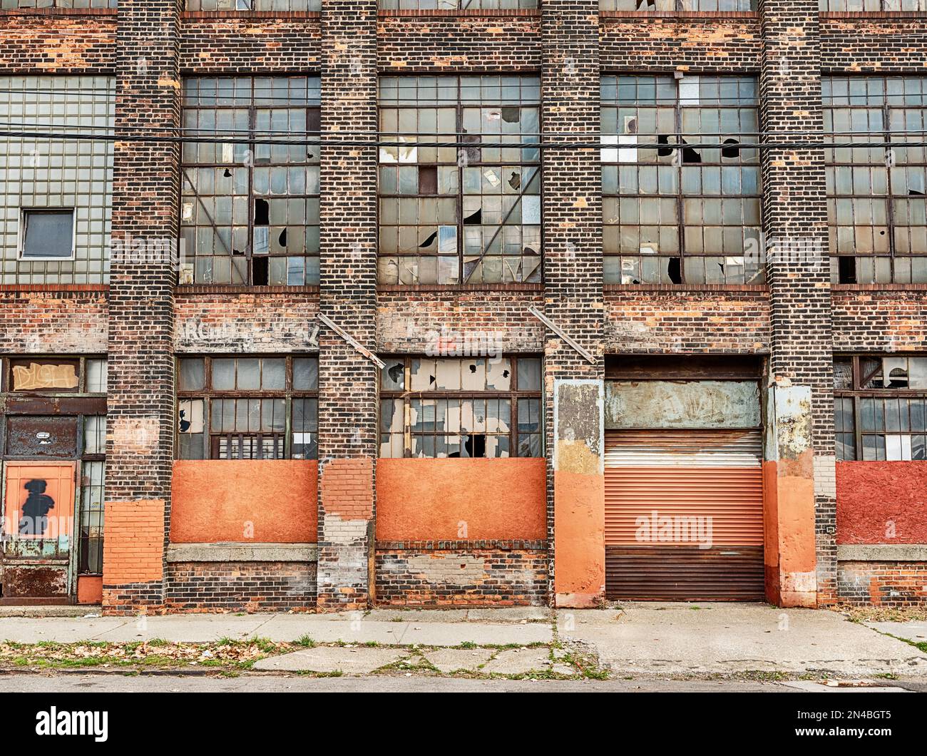 Il magazzino in mattoni con finestre di vetro fornisce spazio loft per gli artisti in una parte di Detroit. Foto Stock