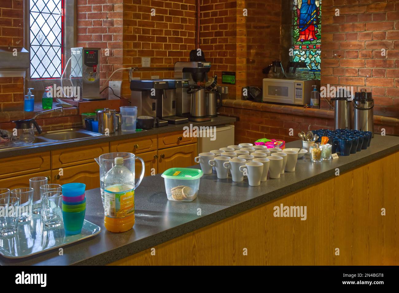 Area di servizio ristoro della Chiesa allestita per i servizi mattutini Foto Stock