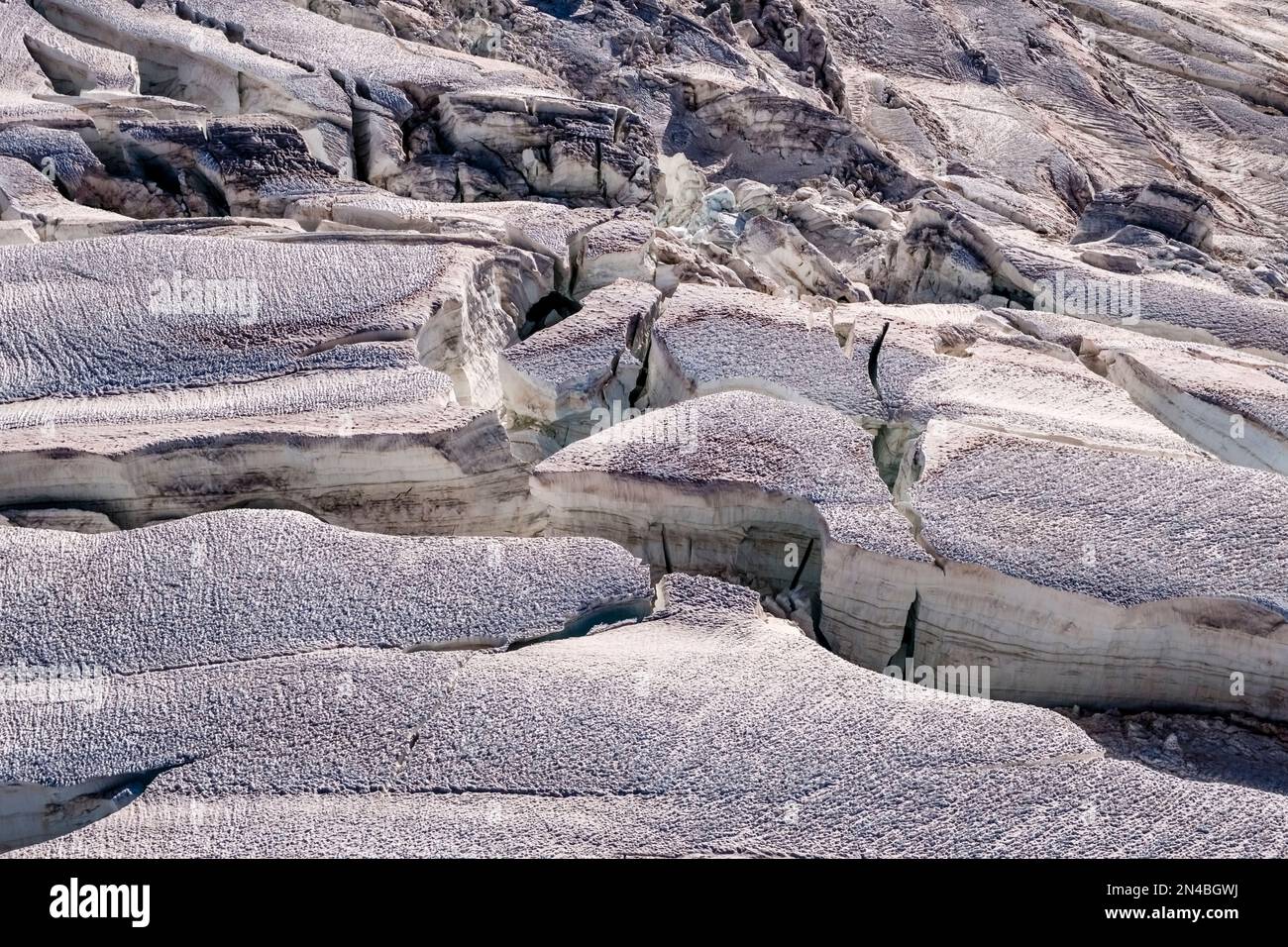 Vista aerea dalla funivia panoramica del Monte Bianco tra Aiguille du Midi e Pointe Helbronner su crepacci del Géant Ghiacciaio. Foto Stock
