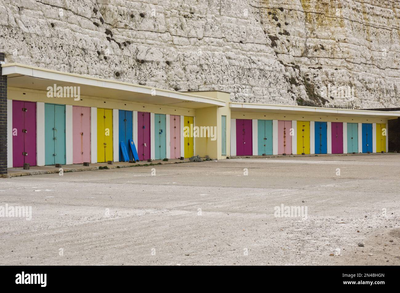 Capanne sulla spiaggia multicolore da scogliere di gesso bianco a Saltdean vicino a Brighton, nel Sussex orientale, Inghilterra Foto Stock