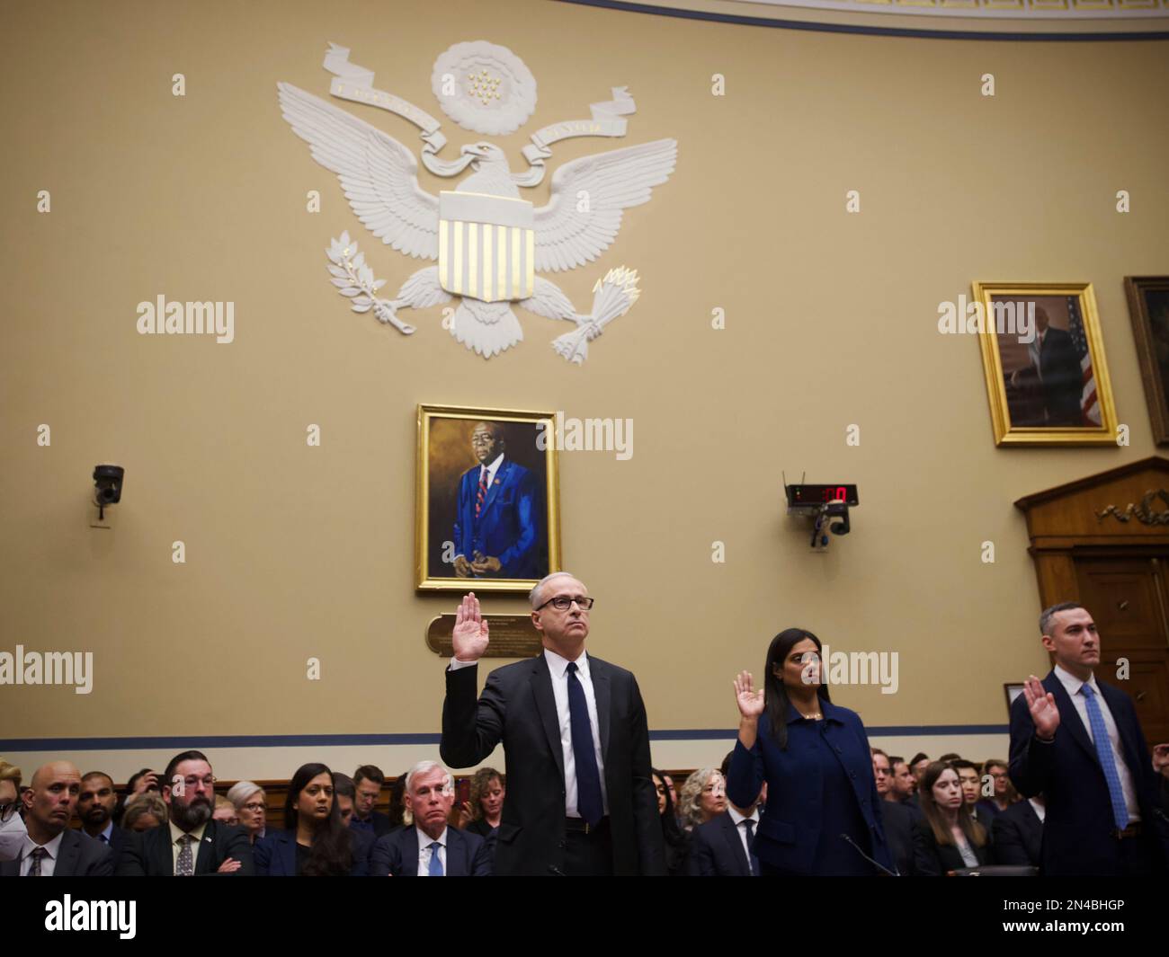 Washington, Stato di Vereinigte. 08th Feb, 2023. Da sinistra a destra: James Baker, ex Vice General Counsel, Twitter; Yoel Roth, ex Global Head of Trust & Safety, Twitter; E Vijaya Gadde, ex Chief Legal Officer, Twitter, sono giurati nel corso di un House Committee on Oversight and Accountability durante l’audizione “Protecting Speech from Government Interference and Social Media Bias Part 1: Twitters ruolo nella soppressione del laptop Biden Story nel Rayburn House Office Building a Washington, DC, Mercoledì, 8 febbraio 2023. Credit: Rod Lammey/CNP/dpa/Alamy Live News Foto Stock