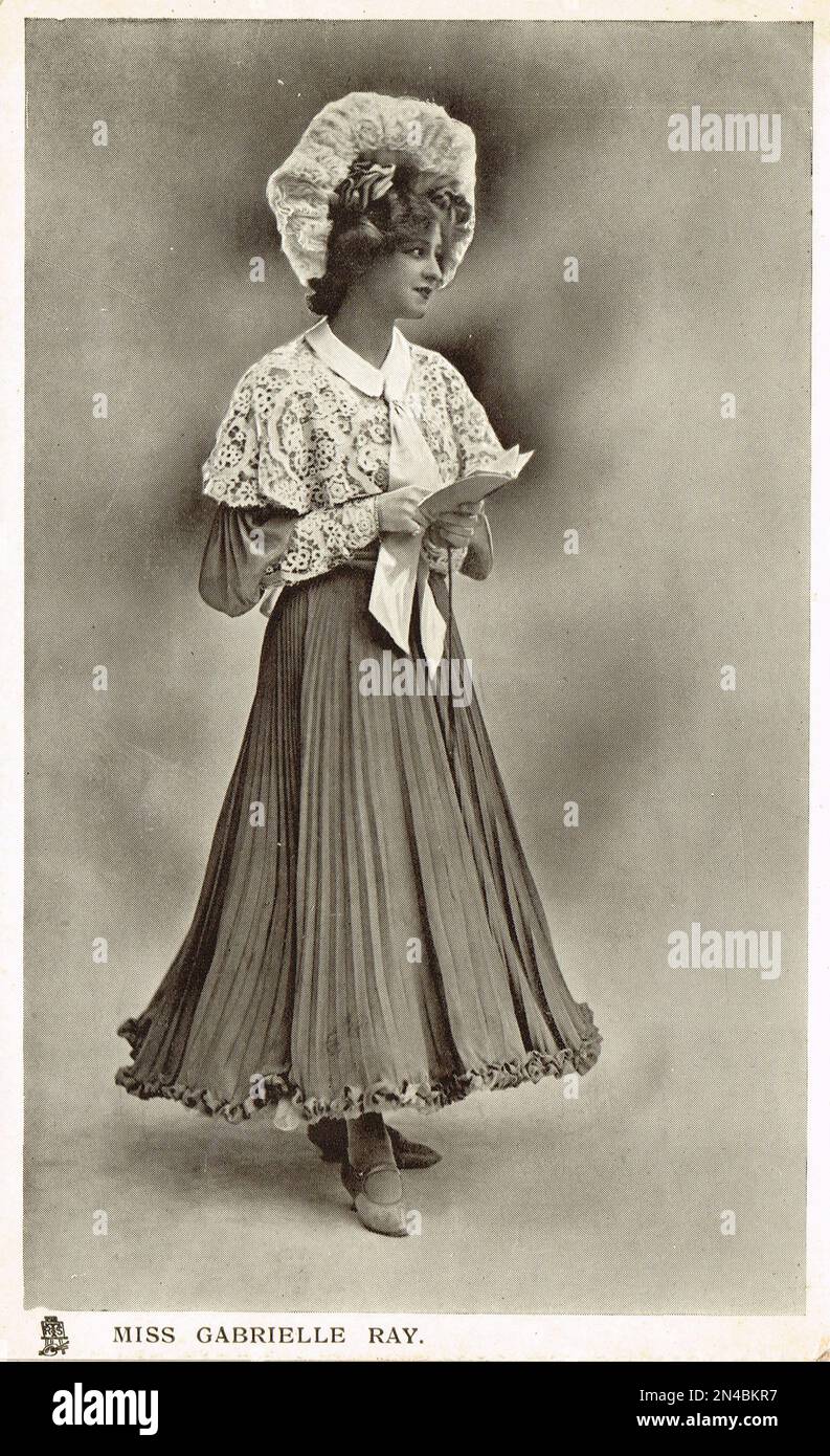Gabrielle Ray, attrice inglese, ballerina e cantante, meglio conosciuta per i suoi ruoli nelle commedie musicali edoardiane. Circa 1905 Foto Stock