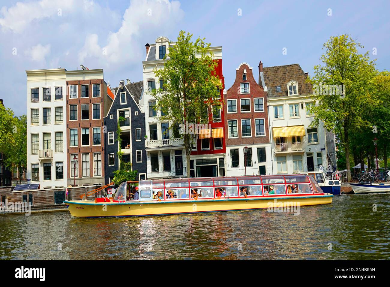 Crooked casa pendente Amsterdam Olanda Olanda Olanda città di splendidi edifici biciclette canali strade e ponti e la vita notturna Foto Stock