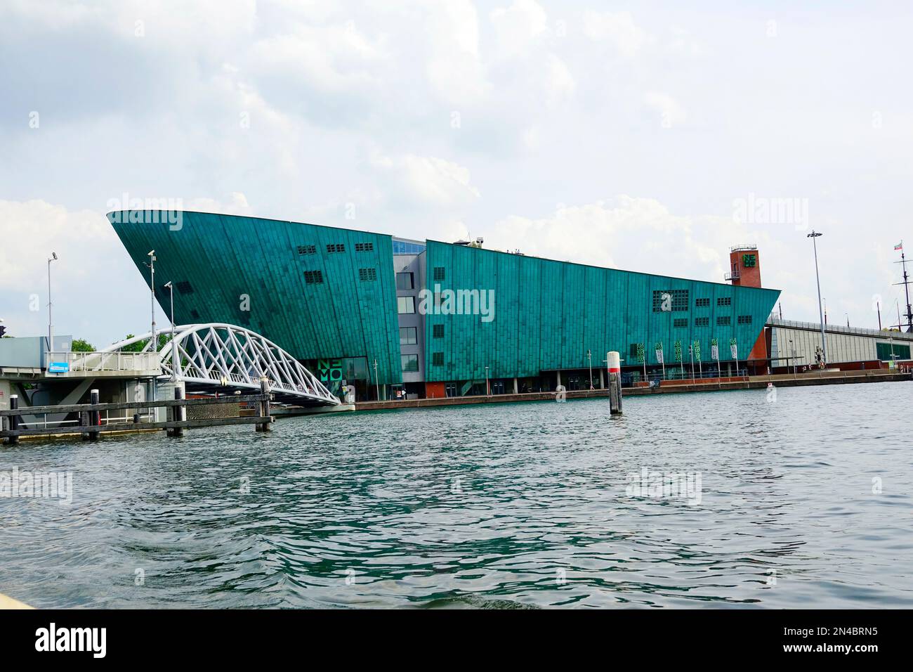 NEMO Science Centre Amsterdam Olanda Paesi Bassi città di splendidi edifici biciclette canali strade e ponti e vita notturna Foto Stock