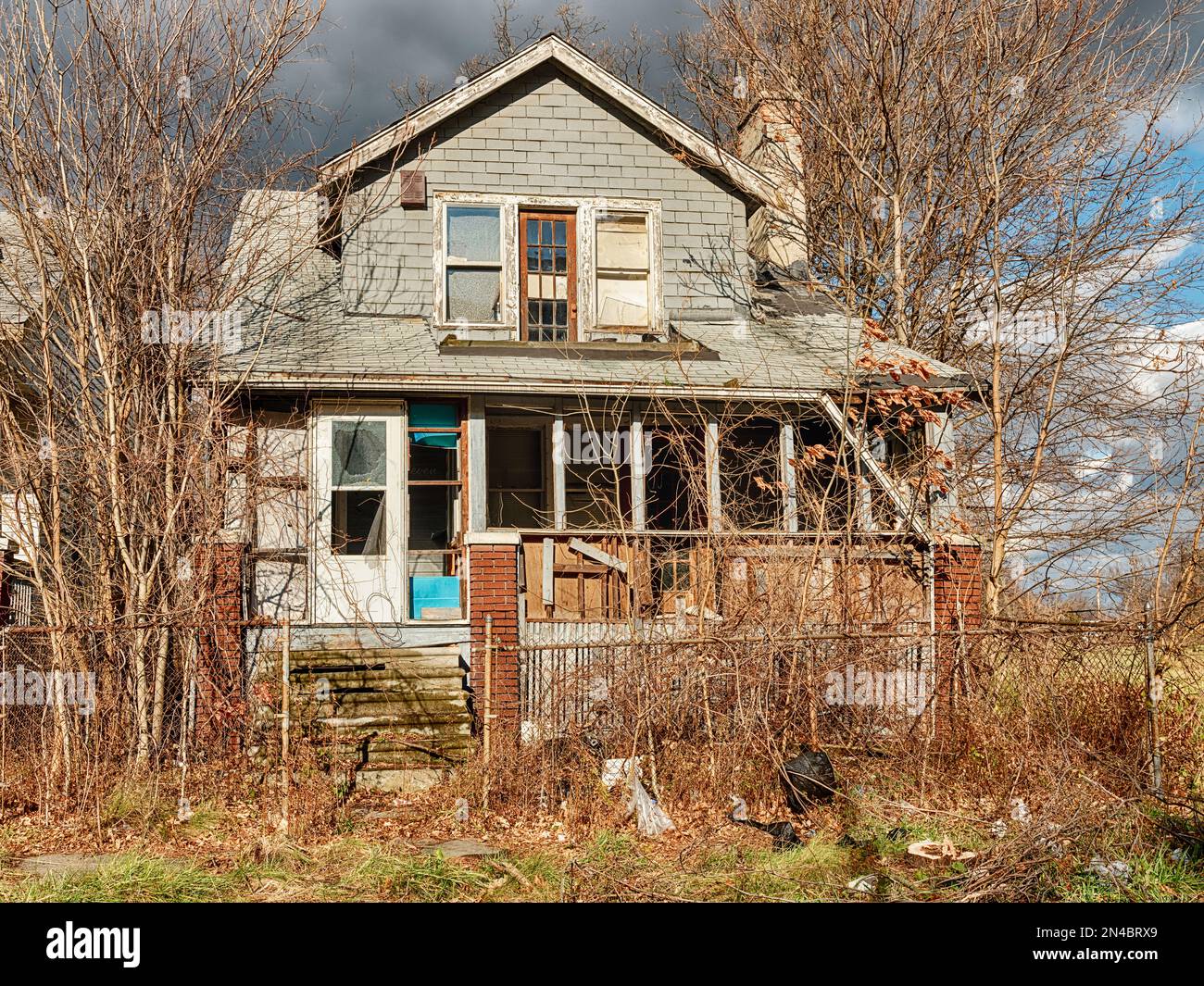 Una casa abbandonata nell'Highland Park è stata superata da piante e cespugli. Foto Stock