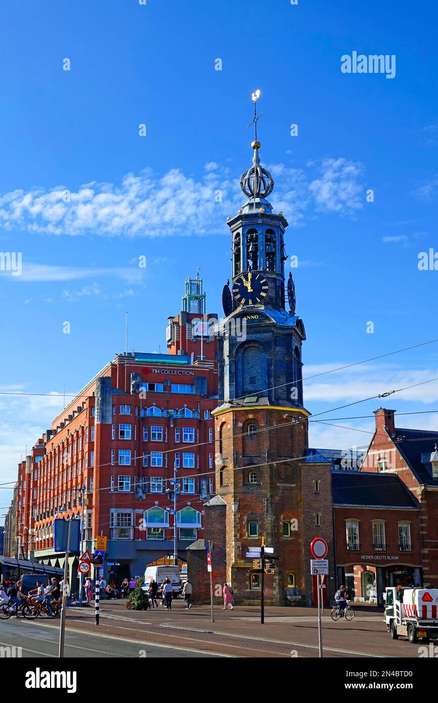 Munttoren towe Amsterdam Olanda Olanda città di splendidi edifici biciclette canali strade e ponti e la vita notturna Foto Stock