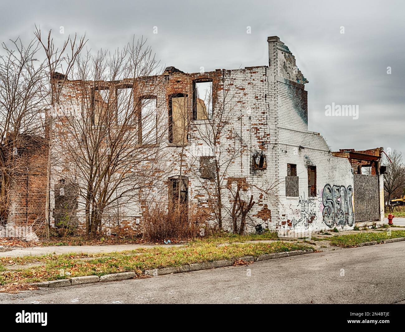 Il faro urbano di Detroit è visibile in un vecchio edificio commerciale in mattoni che è stato abbandonato e parzialmente distrutto. Foto Stock