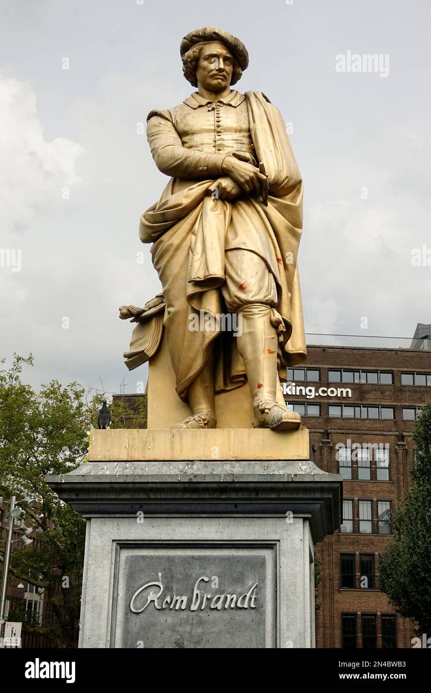 Statua di Rembrandt Amsterdam Olanda Olanda Olanda città di splendidi edifici biciclette canali strade e ponti e la vita notturna Foto Stock