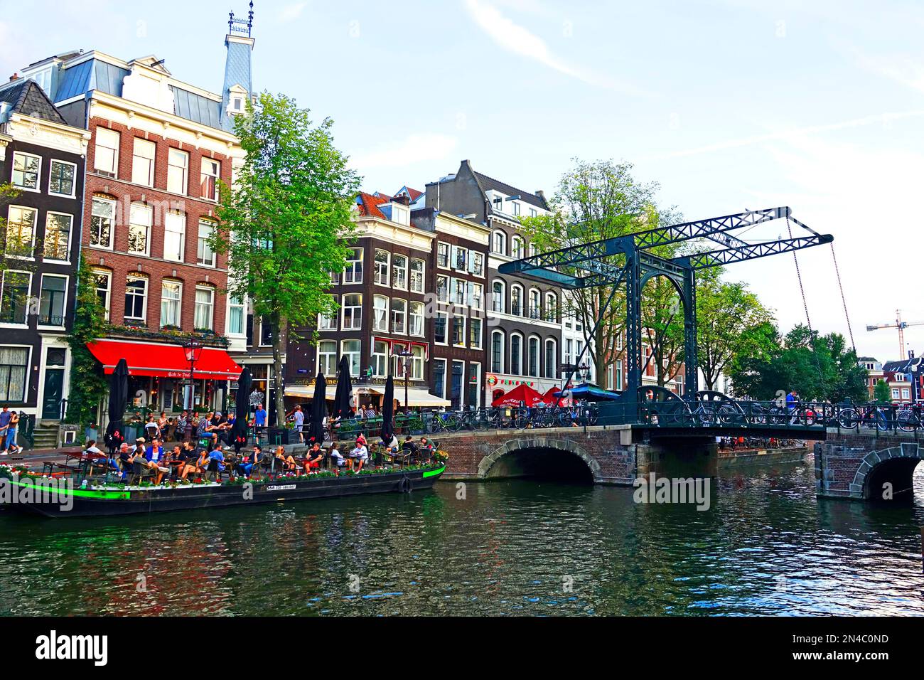 Amsterdam Olanda Paesi Bassi città di splendidi edifici biciclette canali strade e ponti e la vita notturna Foto Stock