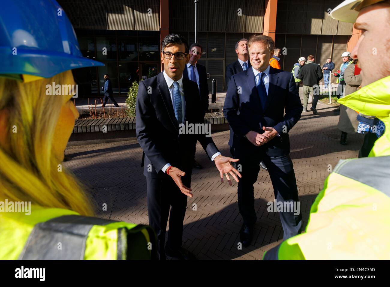 Il primo Ministro Rishi Sunak e il nuovo Segretario di Stato per la sicurezza energetica e Net Zero Grant Shapps parlano agli apprendisti prima di tourn Th Foto Stock