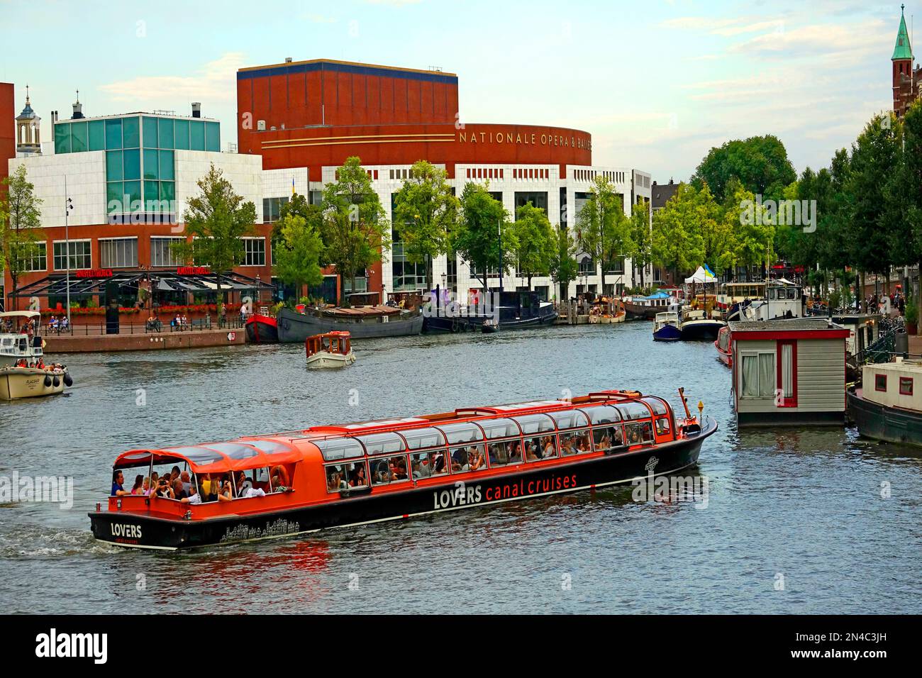 Crociera sui canali Amsterdam Olanda Paesi Bassi città di splendidi edifici biciclette canali strade e ponti e vita notturna Foto Stock