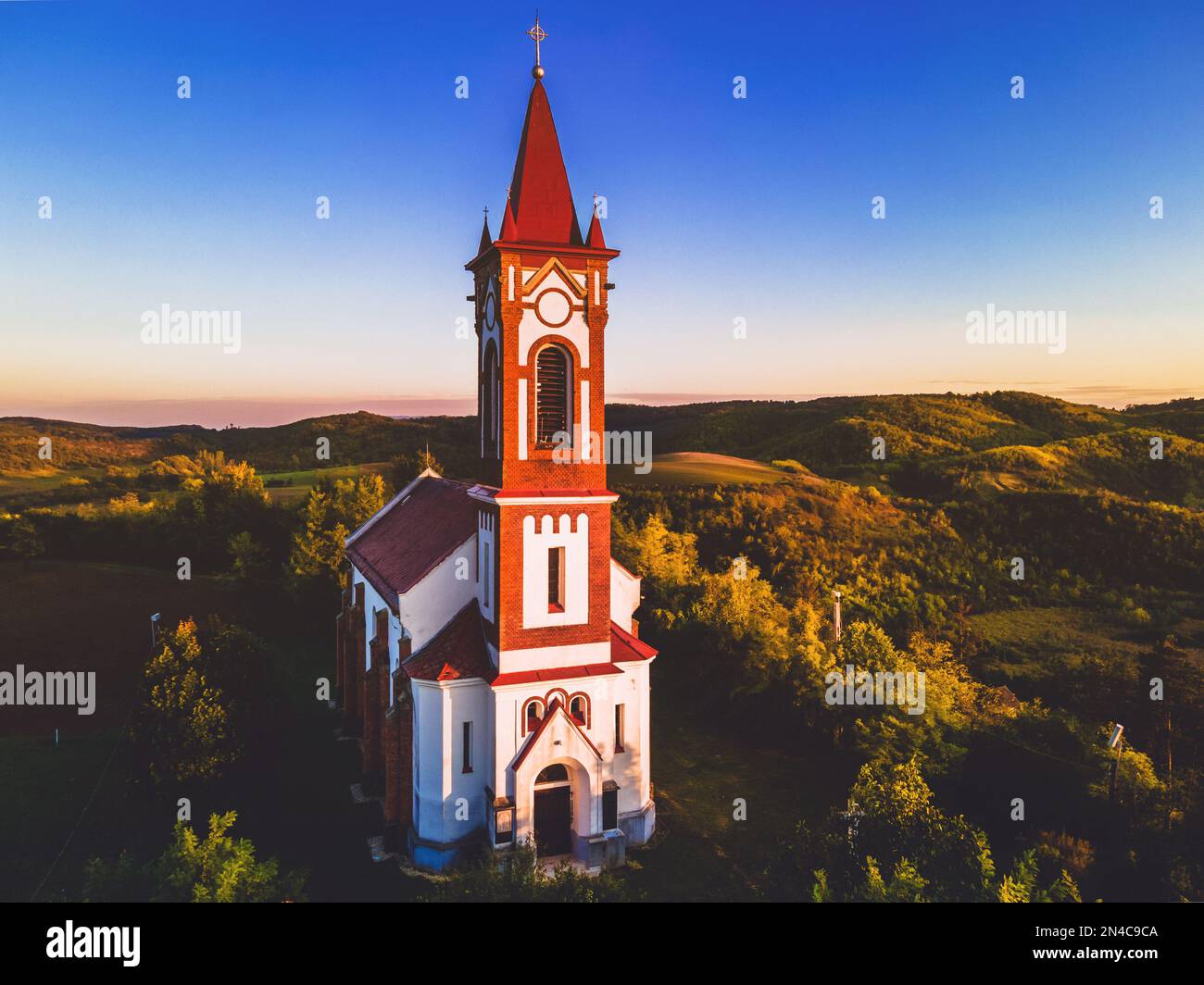 La Chiesa del cuore di Gesù a Sóshartyán si trova in un ambiente pittoresco ed è una delle chiese più belle della contea di Nógrád, Ungheria Foto Stock