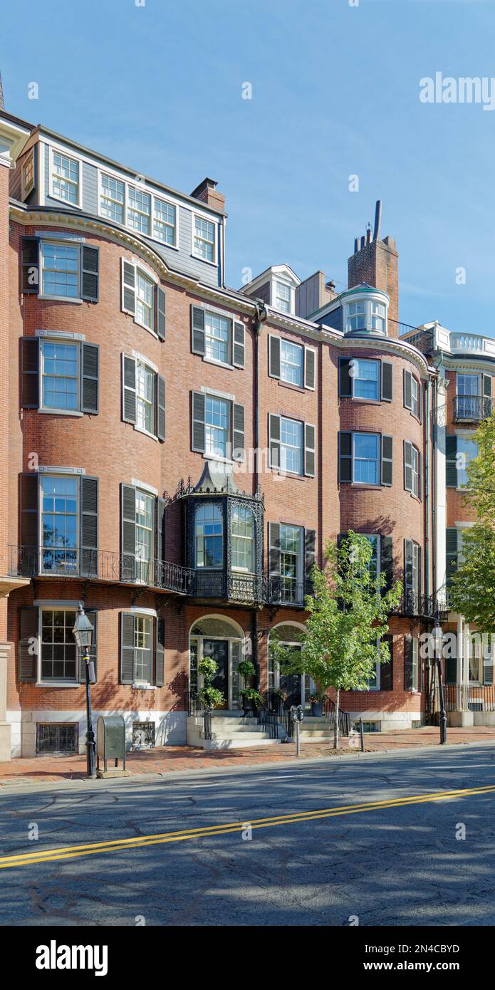 Boston Beacon Hill: 56-57 Beacon Street è una "casa doppia" in mattoni di stile federale su una base di pietra, eretta nel 1819. Foto Stock