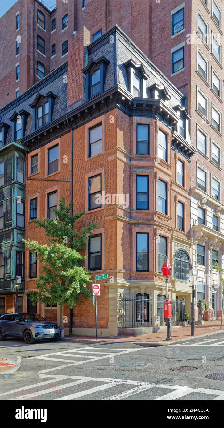 Boston Beacon Hill: 49 Beacon Street è un edificio in mattoni e pietra a cinque piani del 1870s con tetto Mansard all'angolo di Spruce Street. Foto Stock