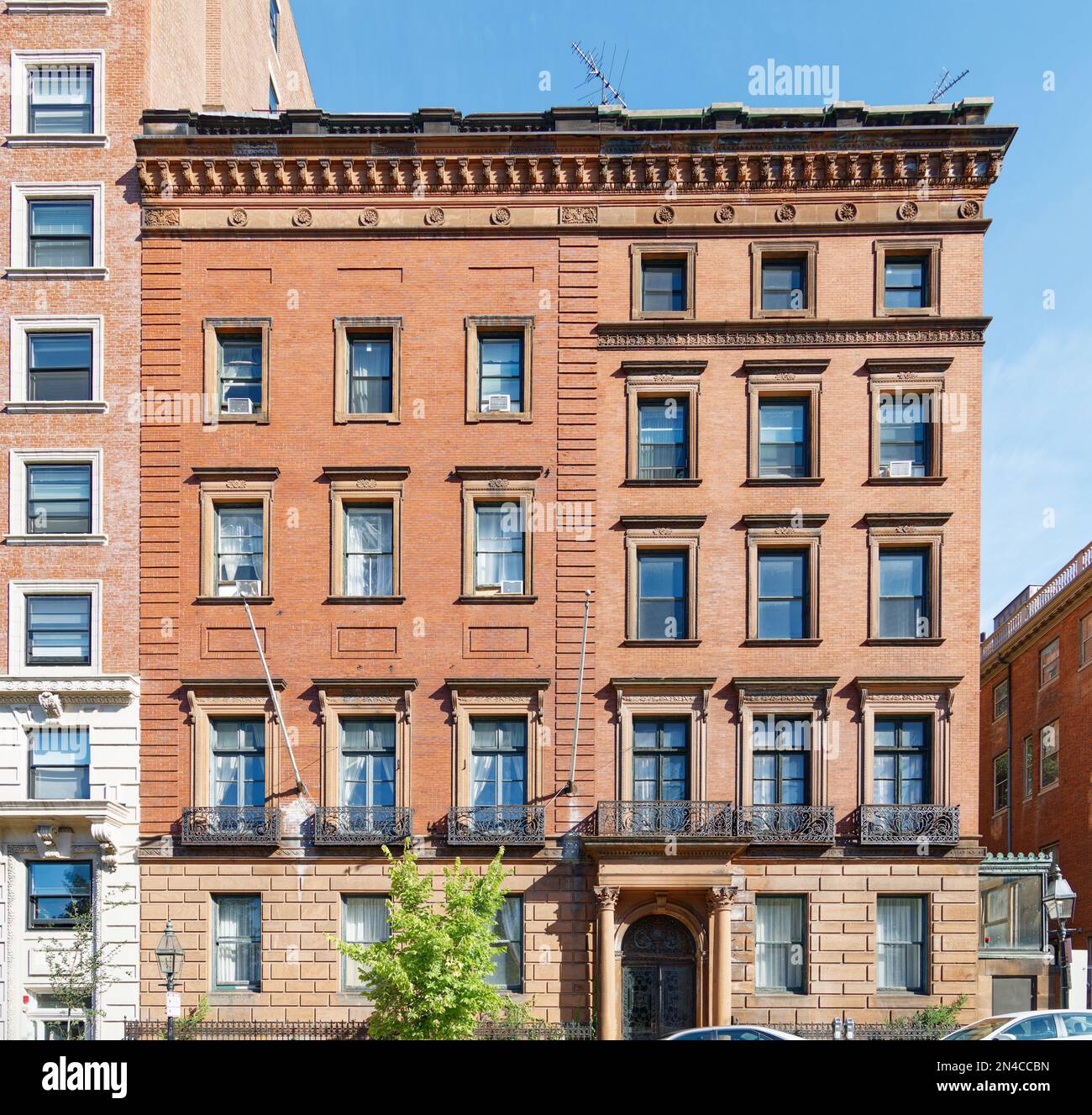 Boston Beacon Hill: 46 Beacon Street è un basso edificio residenziale in mattoni e pietra vicino a Spruce Street. Foto Stock