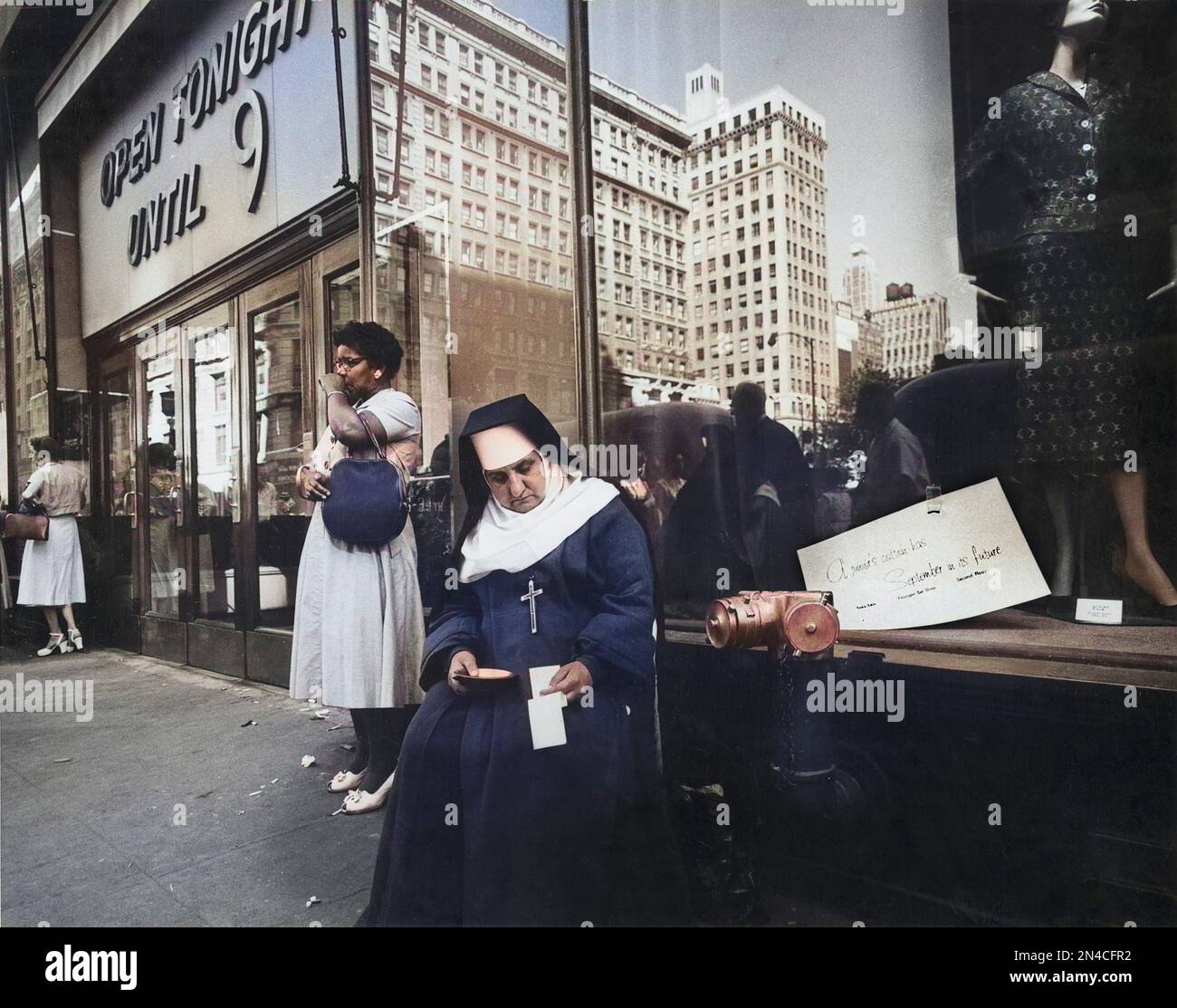 Nun seduto sul marciapiede in cerca di carità, New York City, New York, USA, Angelo Rizzuto, Anthony Angel Collection, agosto 1958 Foto Stock