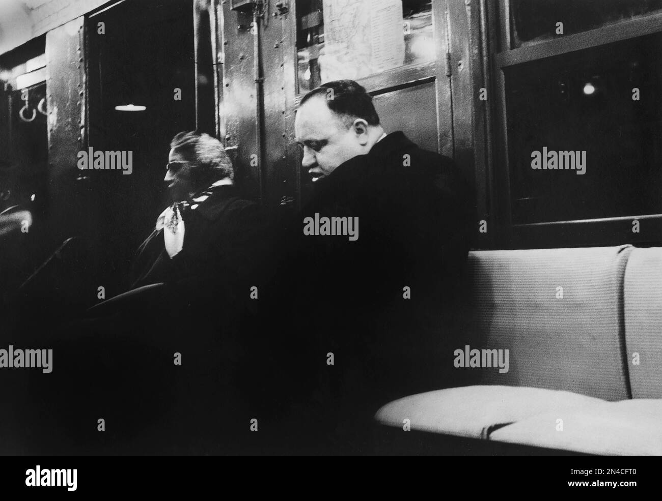 Uomo e donna seduti al Subway Seat, New York City, New York, USA, Angelo Rizzuto, Anthony Angel Collection, gennaio 1958 Foto Stock