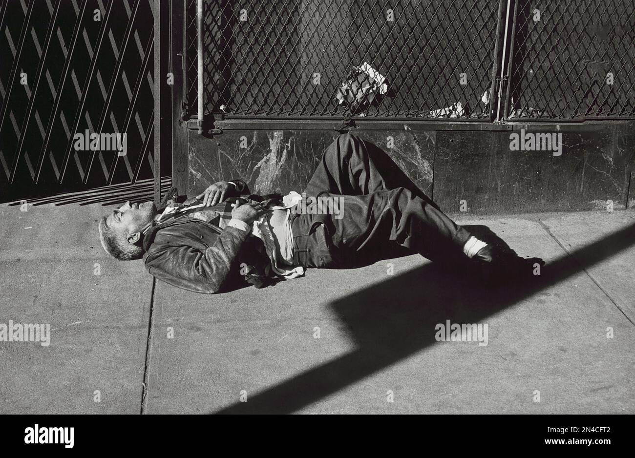 Uomo che posa sul marciapiede, New York City, New York, USA, Angelo Rizzuto, Anthony Angel Collection, novembre 1957 Foto Stock