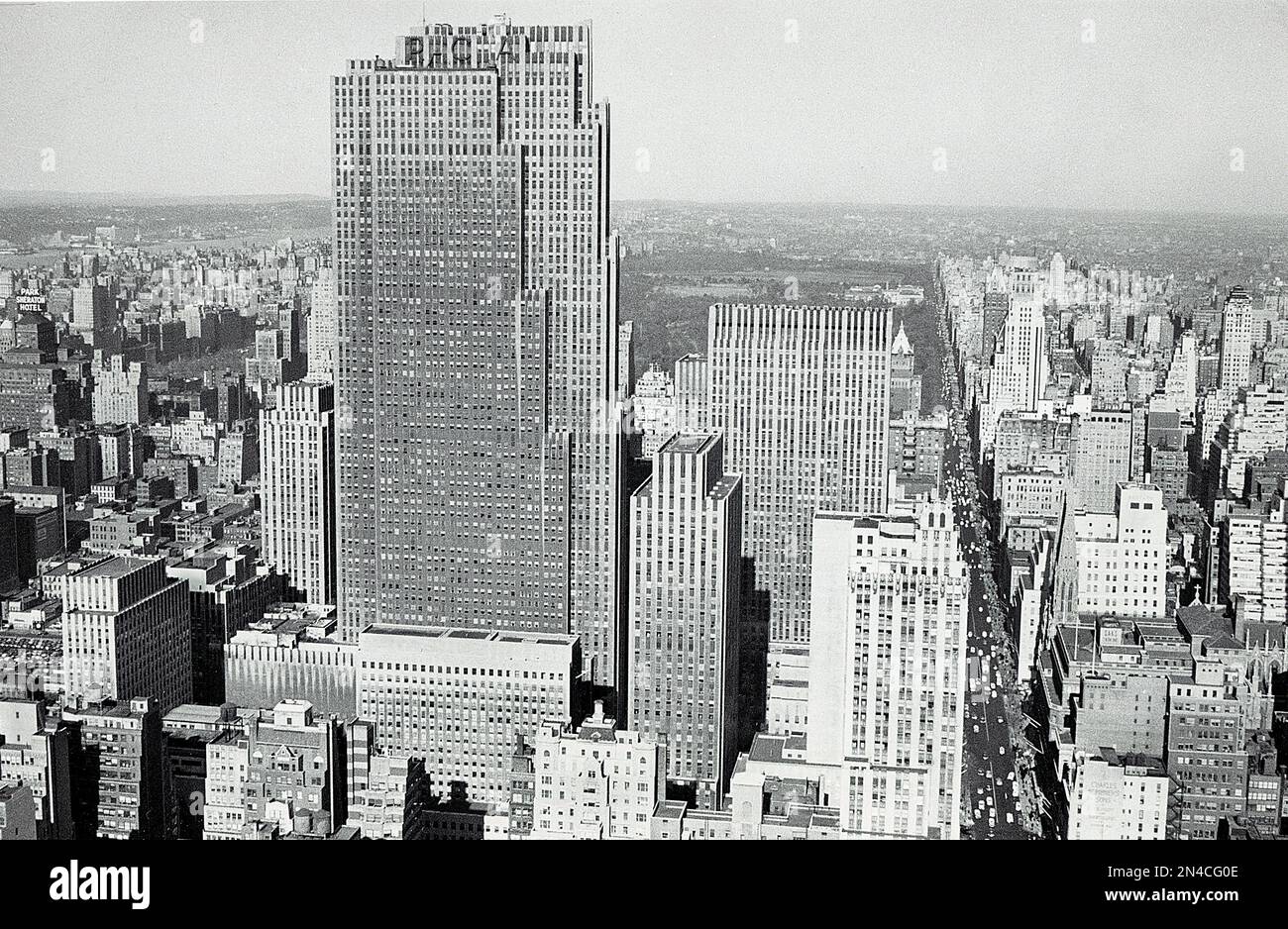 Paesaggio urbano con 30 Rockefeller Plaza Building (ex RCA Building), New York City, New York, USA, Angelo Rizzuto, Anthony Angel Collection, novembre 1952 Foto Stock