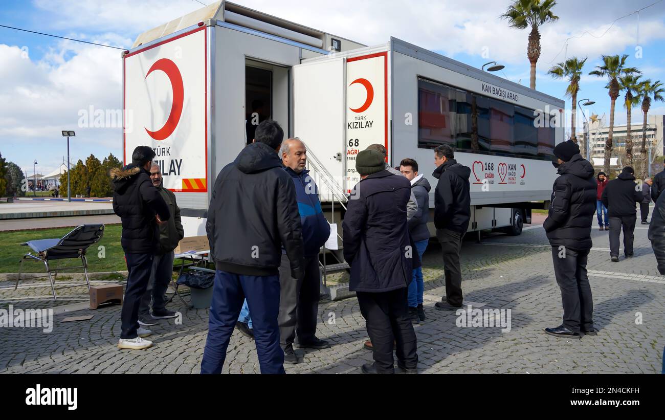 Smirne, Turchia, Turchia. 7th Feb, 2023. Donazione di sangue alla banca del sangue della Mezzaluna Rossa per aiutare i feriti nella zona sismica in Turchia. Un terremoto di magnitudo 7,8 ha colpito il sud-est della Turchia e alcune parti della Siria lunedì. Il terremoto maggiore è stato ucciso più di 5400 persone ed è stato rovesciato migliaia di edifici in una vasta regione, contiene dieci città. (Credit Image: © Idil Toffolo/Pacific Press via ZUMA Press Wire) SOLO PER USO EDITORIALE! Non per USO commerciale! Foto Stock