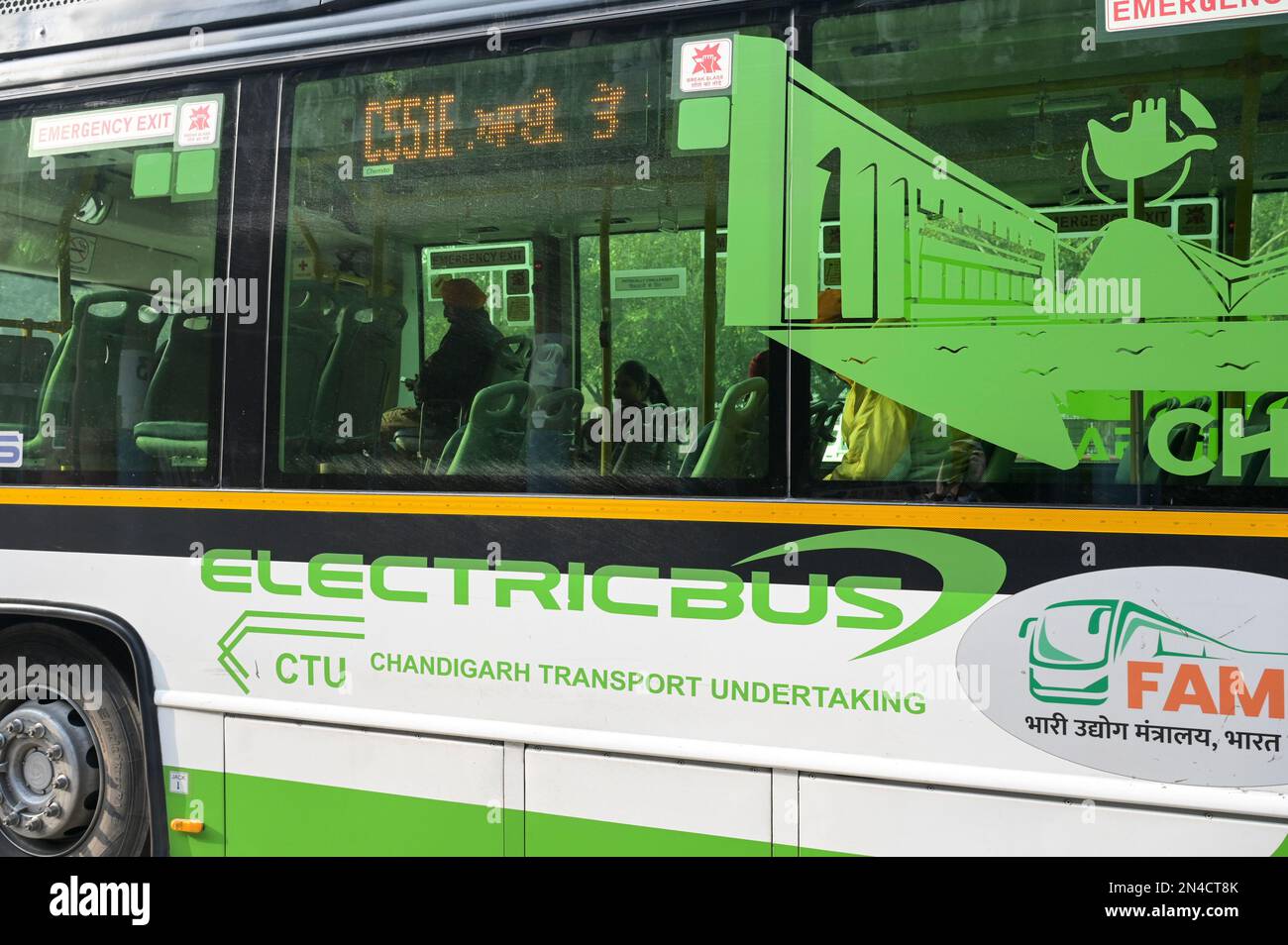 INDIA, Chandigarh, settore 17, terminal degli autobus locali, Ashok Leyland autobus elettrici per i trasporti pubblici Foto Stock