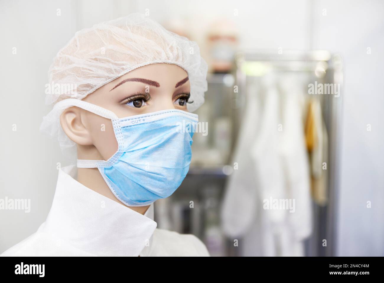 Manichino in maschera di protezione medica in negozio Foto Stock