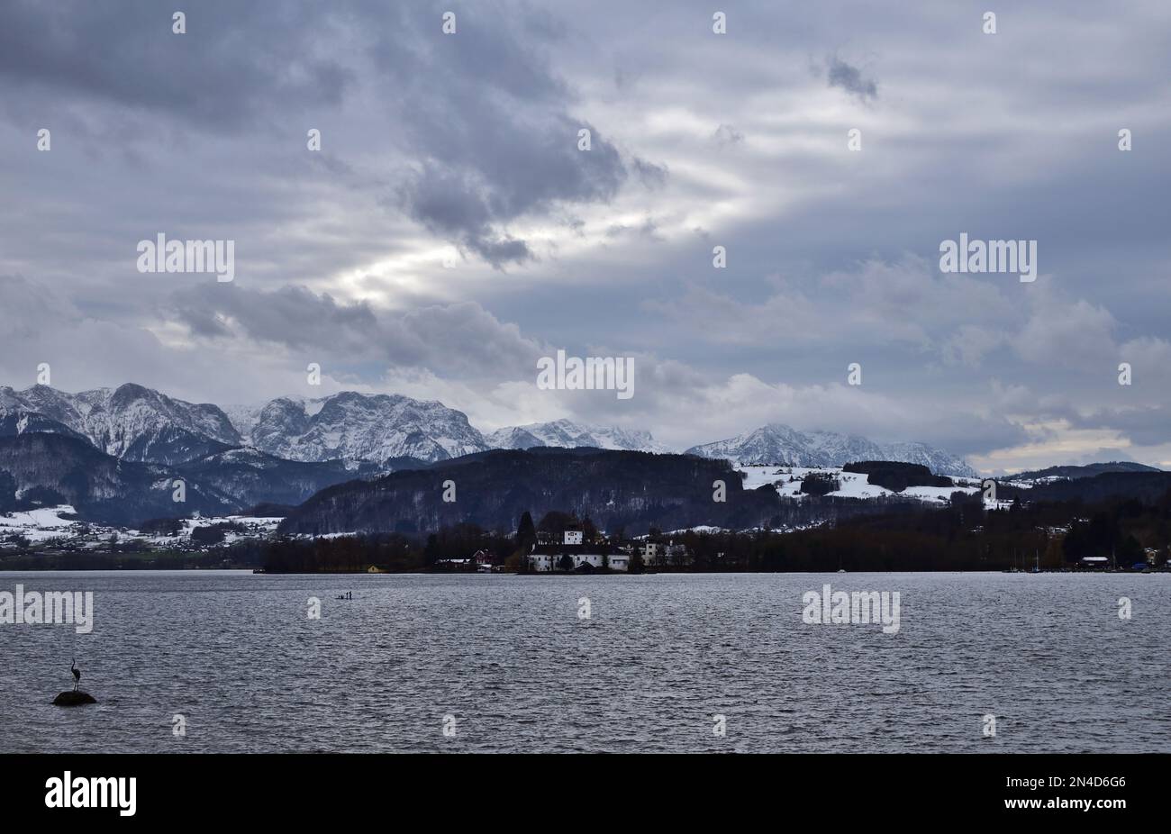 Schloss Ort con sfondo alpino in inverno Foto Stock