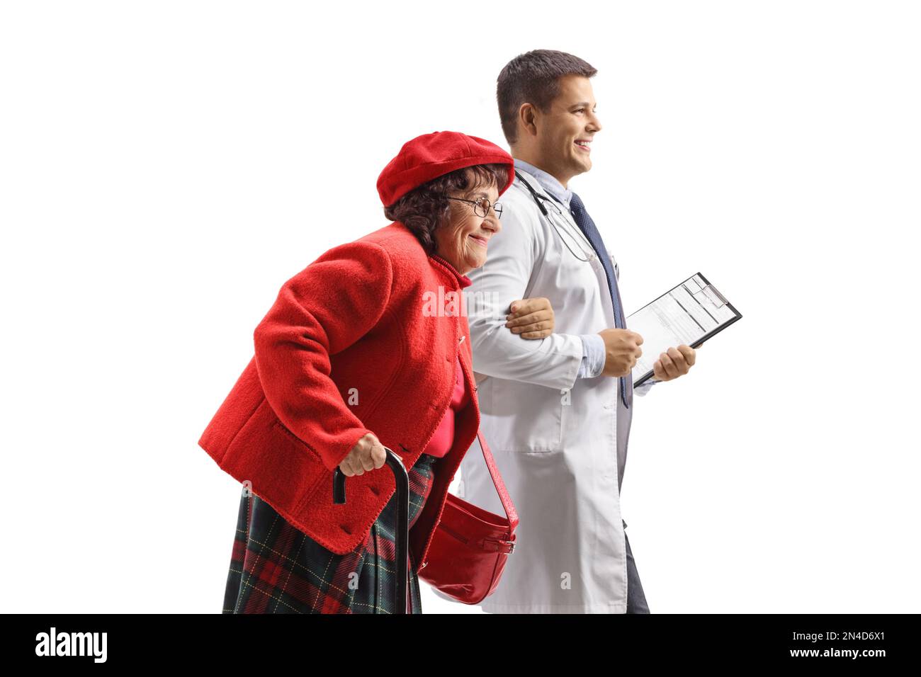 Medico maschio che cammina e tiene una donna anziana sotto la spalla isolata su sfondo bianco Foto Stock
