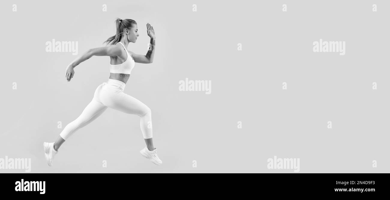 runner ragazza sportiva attiva che corre su sfondo giallo. Donna saltando banner running con mock su copyspace. Foto Stock