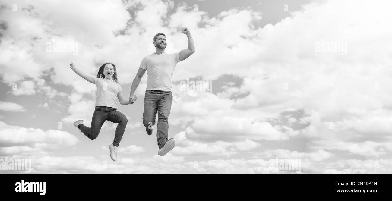 Padre e figlia saltano in cielo, bandiera con spazio copia. Felice padre e figlia saltano in cielo. Sostegno della famiglia Foto Stock