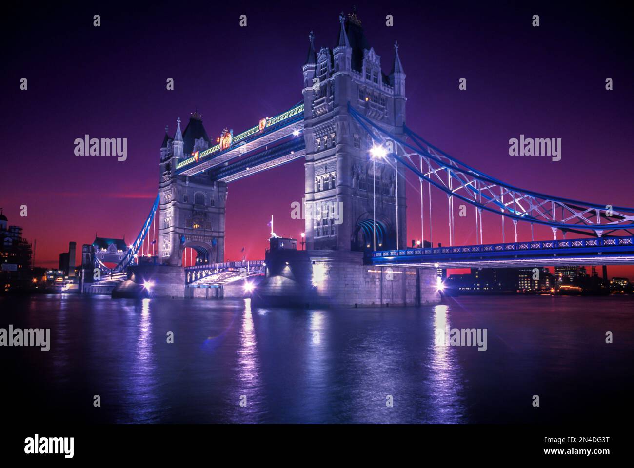 1988 STORICO TOWER BRIDGE TOWER BRIDGE TOWER BRIDGE (©HORACE JONES & JOHN WOLFE BARRY 1894) PISCINA DI LONDRA FIUME TAMIGI LONDRA INGHILTERRA REGNO UNITO Foto Stock