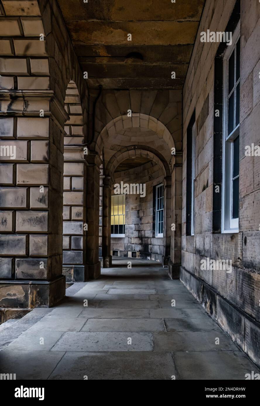 Corridoio o corridoio coperto presso l'edificio del tribunale di sessione, Piazza del Parlamento, Edimburgo, Scozia, Regno Unito Foto Stock