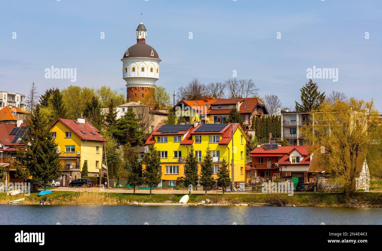 Elk, Polonia - 1 maggio 2022: Vista panoramica del centro di Elk con la storica torre d'acqua Wieza Cisnien alle rive del lago Jezioro Elckie nella regione di Masuria Foto Stock