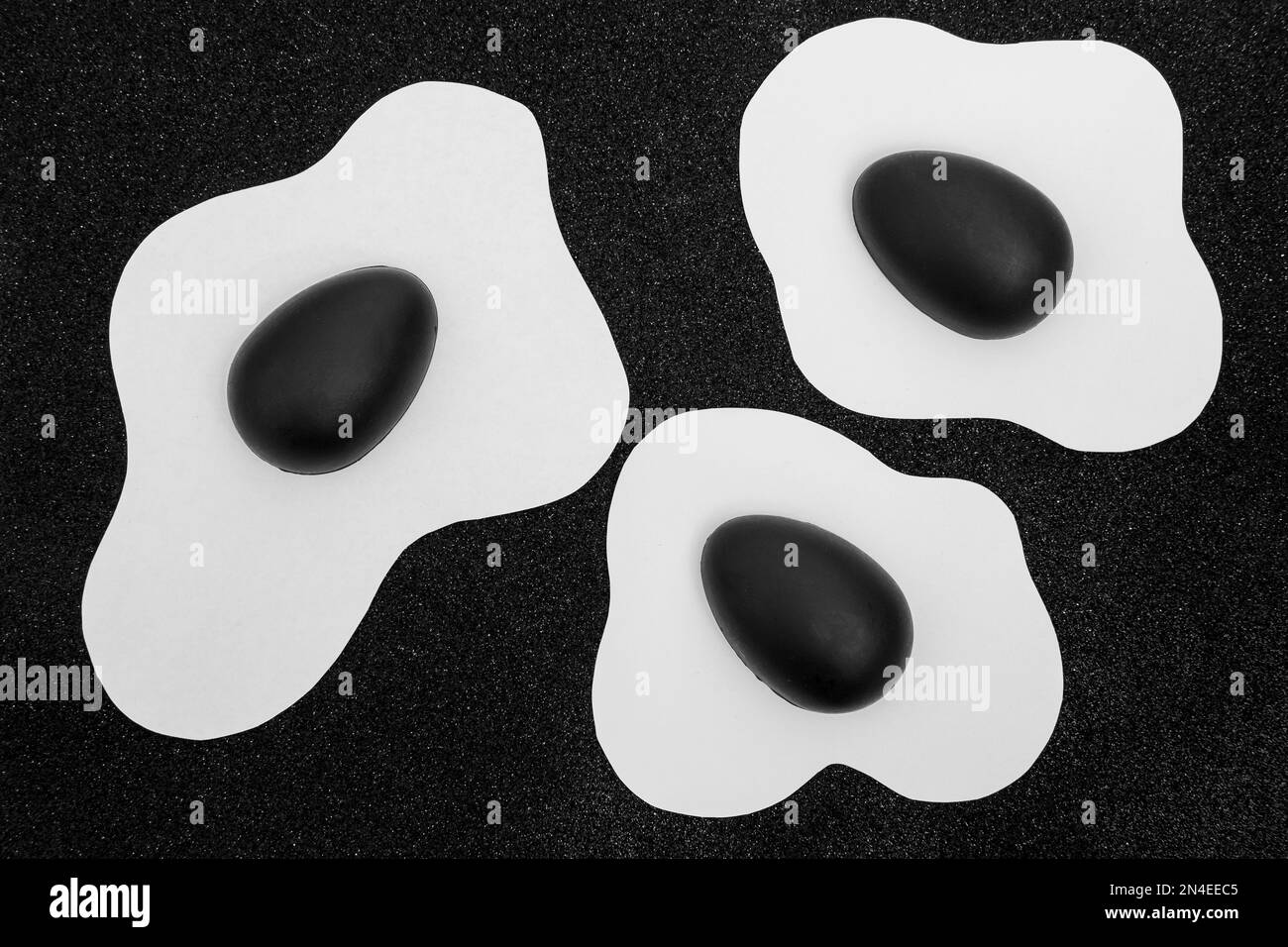 Layout creativo fatto di uova strapazzate con uova di Pasqua dipinte nere su sfondo nero. Minimo sfondo bianco e nero. Molla h Foto Stock