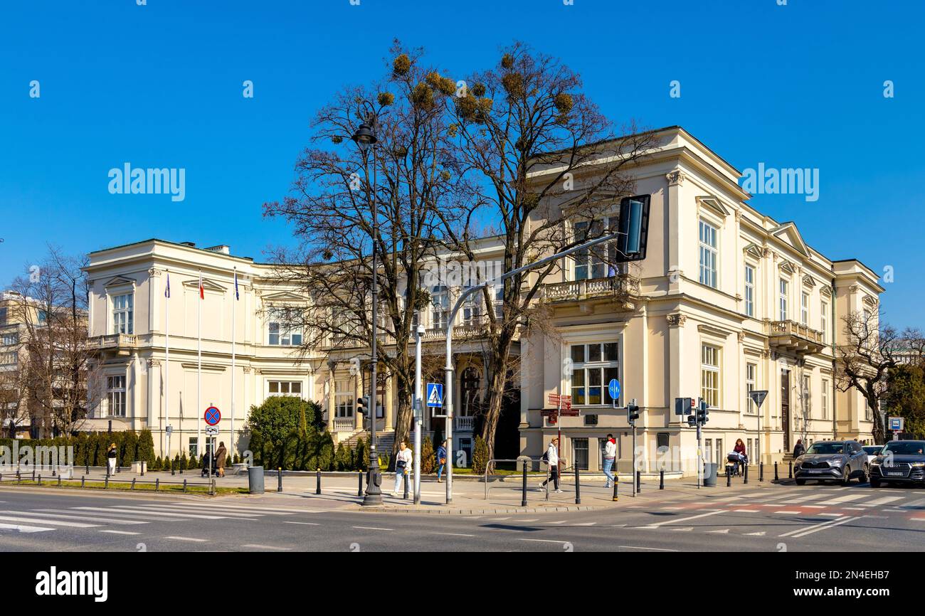 Varsavia, Polonia - 25 marzo 2022: Palazzo storico Palac Rembielinskiego, conosciuto come Palazzo Lesserow o Villa Poznanski in via Piekna e Ujazdowskie A. Foto Stock