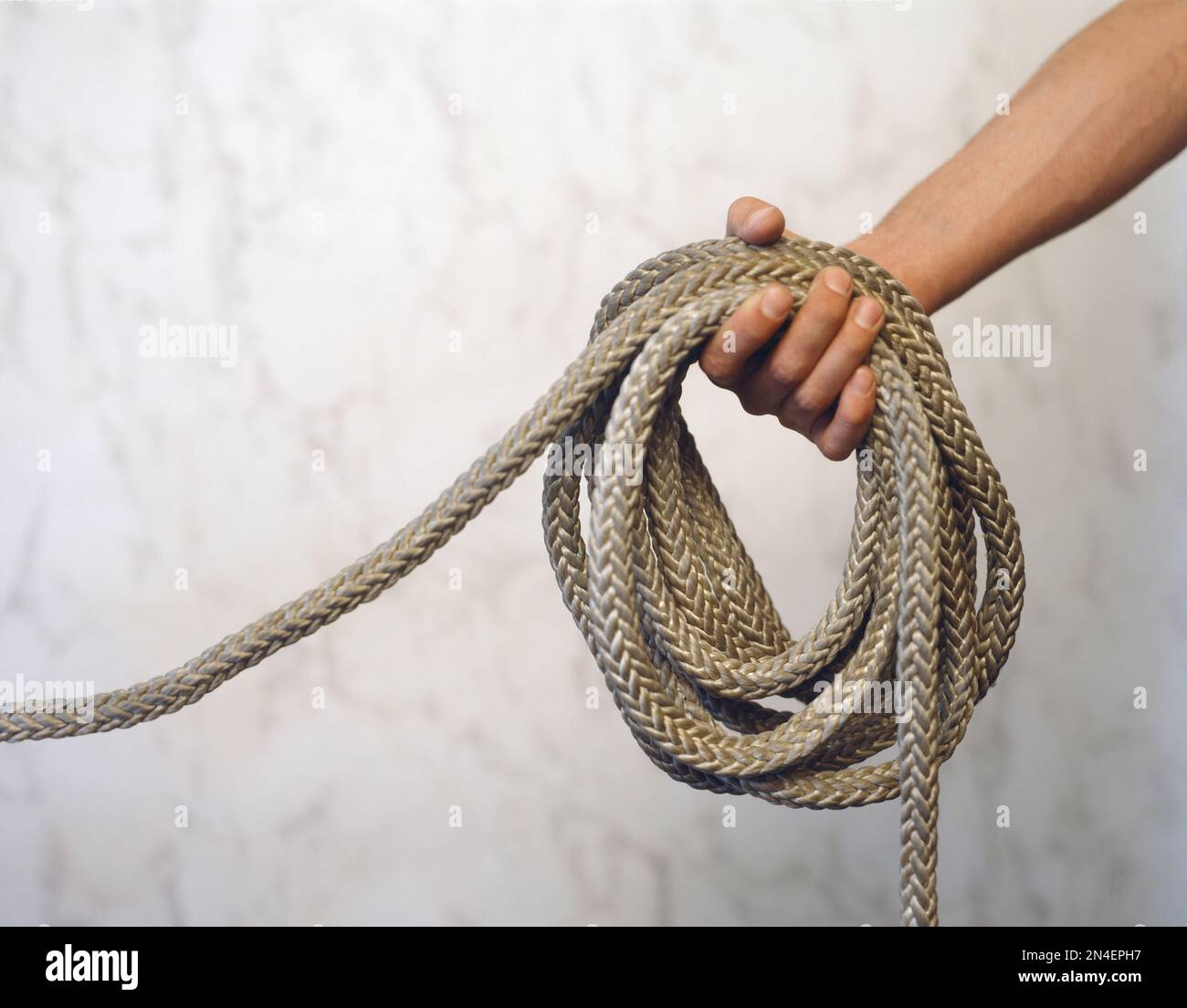 Mano che tiene un anello di corda Foto Stock