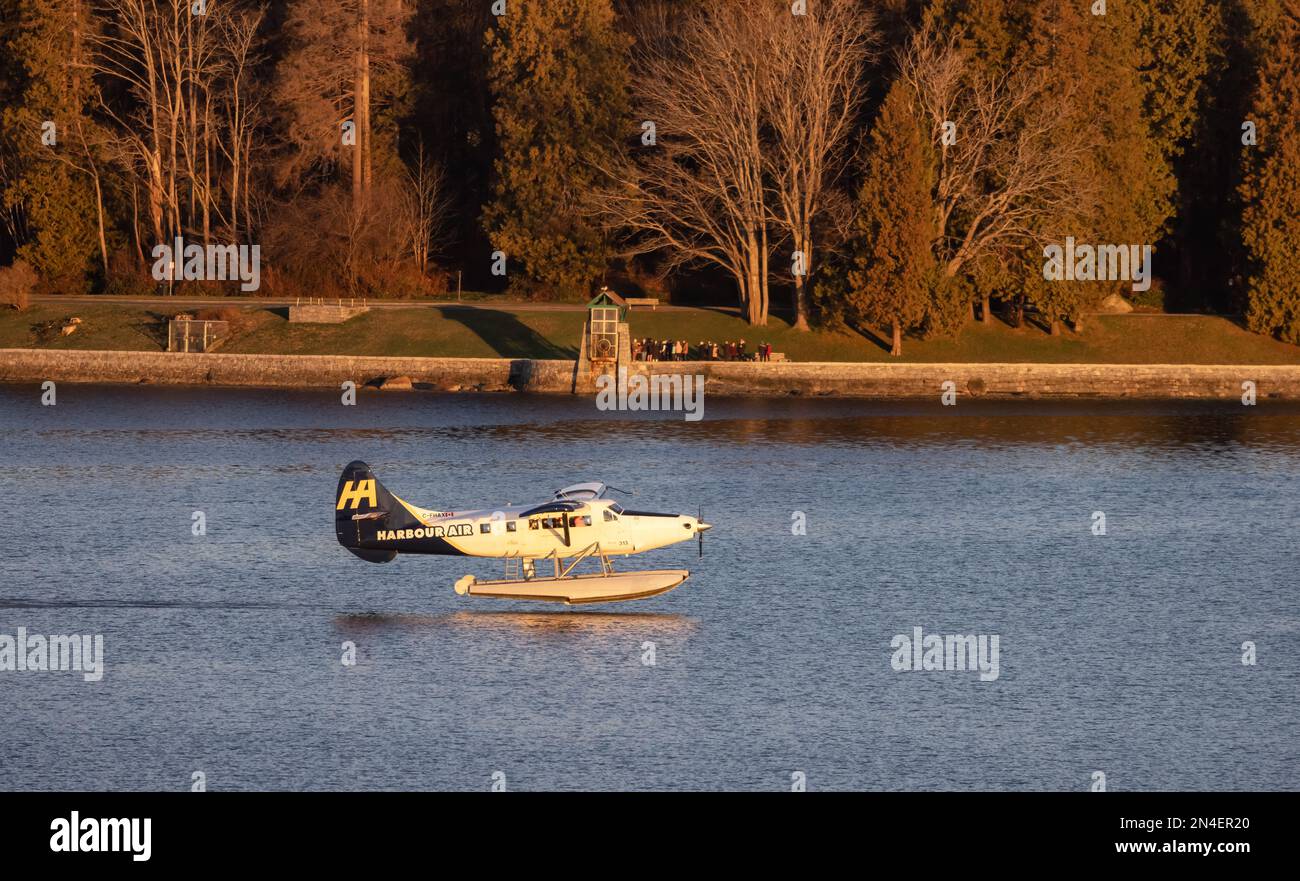 Harbour Air Float Airplane decollo dall'Aeroporto di Vancouver Harbour durante l'inverno Sunrise. Foto Stock