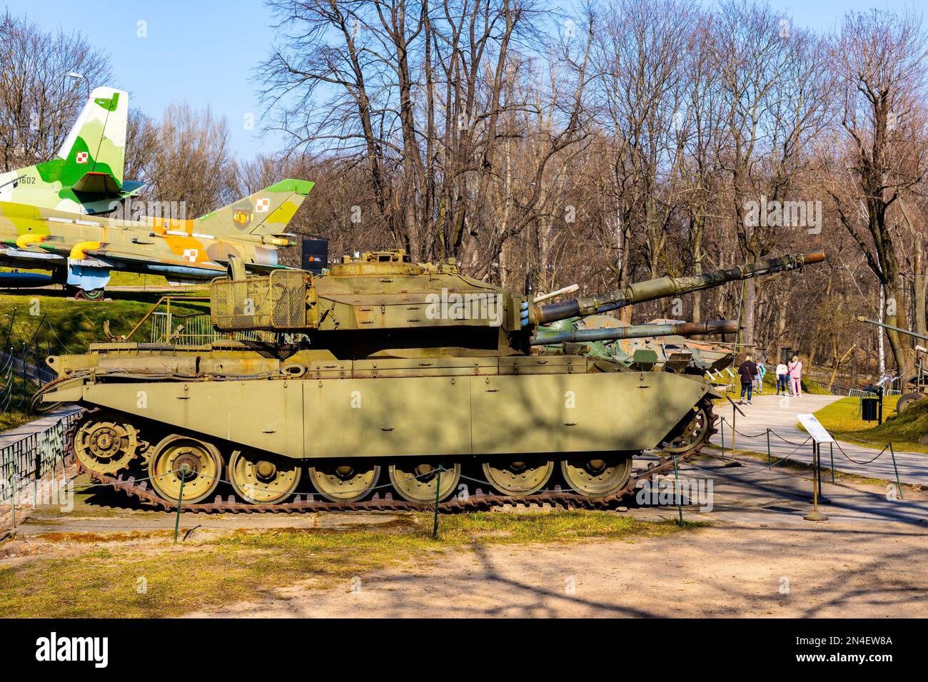 Varsavia, Polonia - 25 marzo 2022: Museo dell'Esercito Polacco Muzeum Wojska Polskiego con mostra storica di armi militari all'aperto nel centro di Srodmiescie d Foto Stock