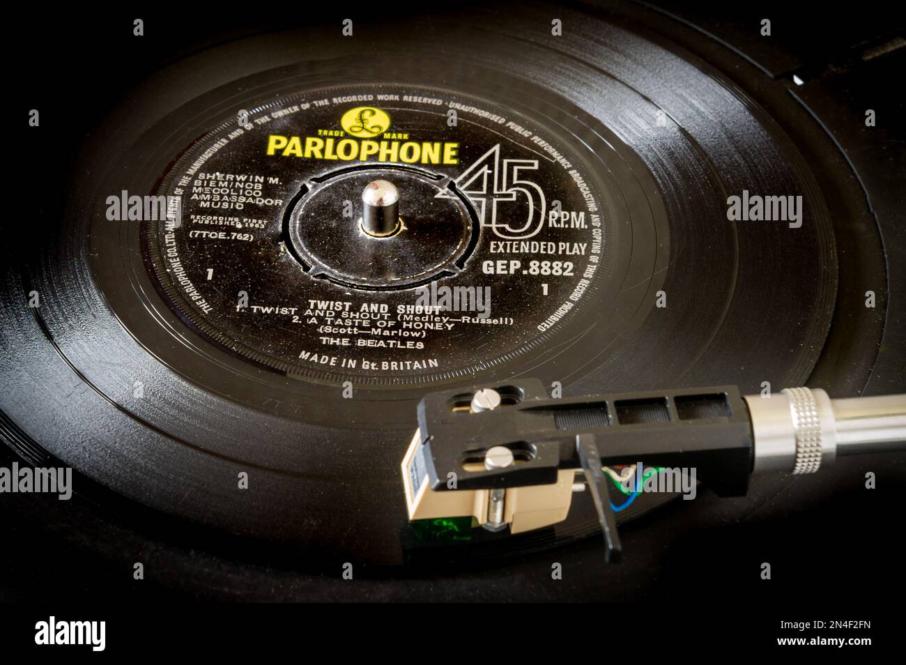 The Beatles Singing Twist and Shout & A Taste of Honey di Parlofone registra su un SINGOLO disco in vinile DA 45rpm GB con un giradischi Foto Stock