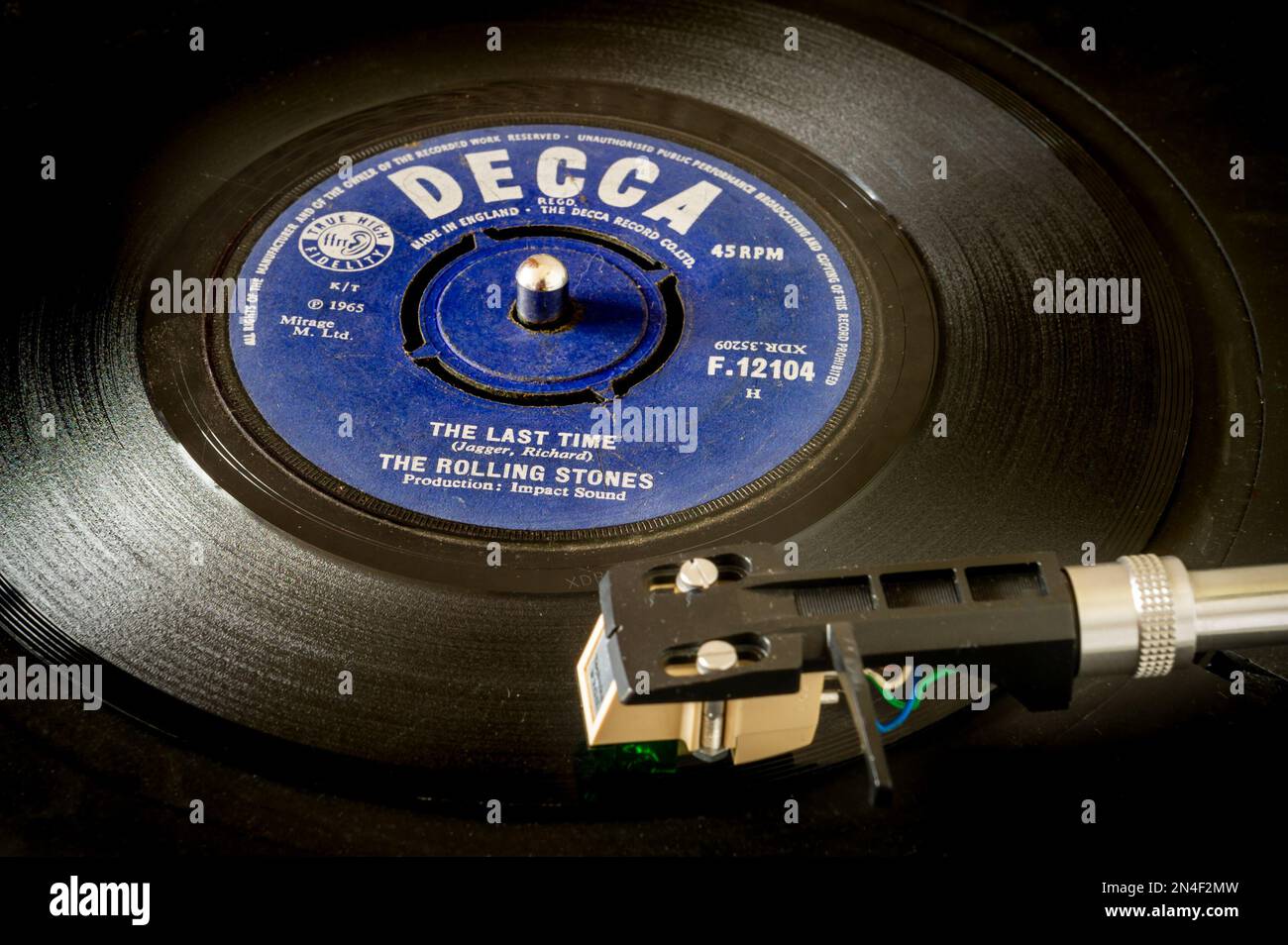 I Rolling Stones che cantano l'ultima volta da Decca registrano su un SINGOLO disco in vinile DEL 45rpm suonando su un giradischi Foto Stock