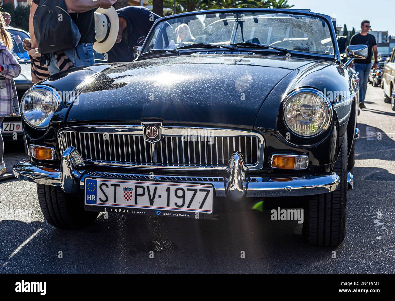 Un primo piano di una vecchia auto sportiva con timer MG MGB vintage degli anni '60 Foto Stock