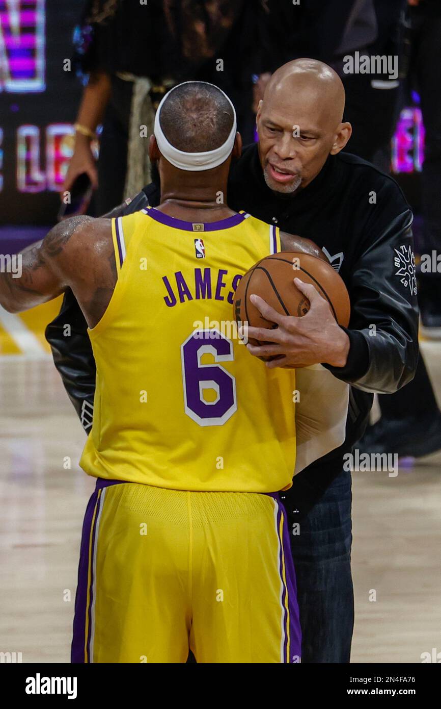 Kareem Abdul-Jabbar (R) abbraccia Los Angeles Lakers in avanti LeBron James  dopo aver segnato per passare Kareem Abdul-Jabbar a diventare il  capocannoniere dell'NBA durante una partita di basket NBA contro l'Oklahoma  City